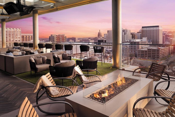 Lounge 124 of 160