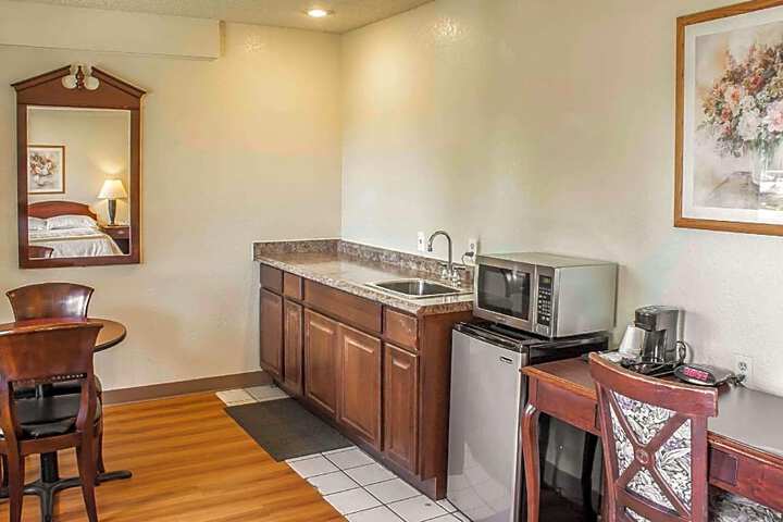 Rodeway Inn & Suites