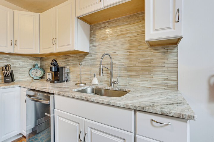 Vernon Township Condo w / Balcony Near Ski Lifts!