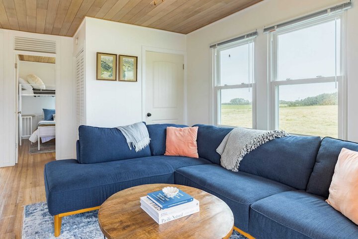 Swan Lake Cottage by Avantstay Views + Firepit