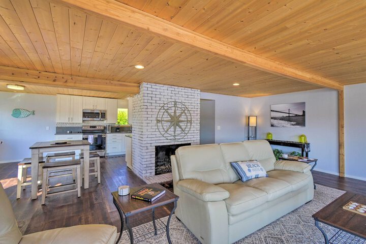 Waterfront Gig Harbor Home w / Furnished Deck