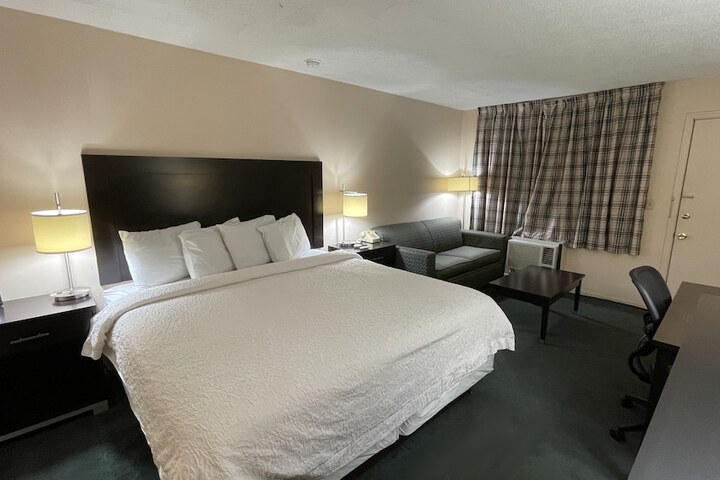 Room 5 of 10