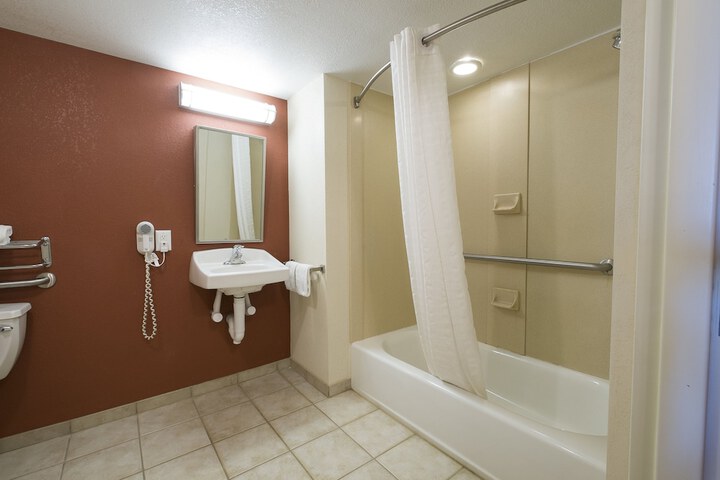 Red Roof Inn & Suites Philadelphia - Bellmawr