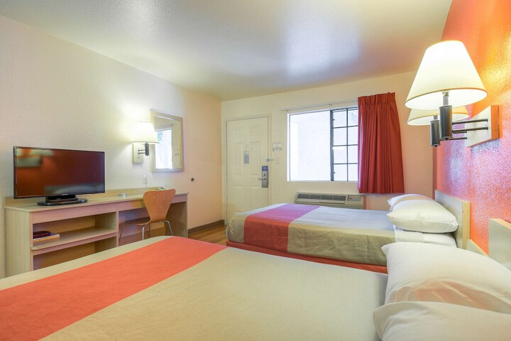 Room 12 of 25