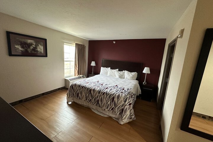 Econo Lodge Inn & Suites