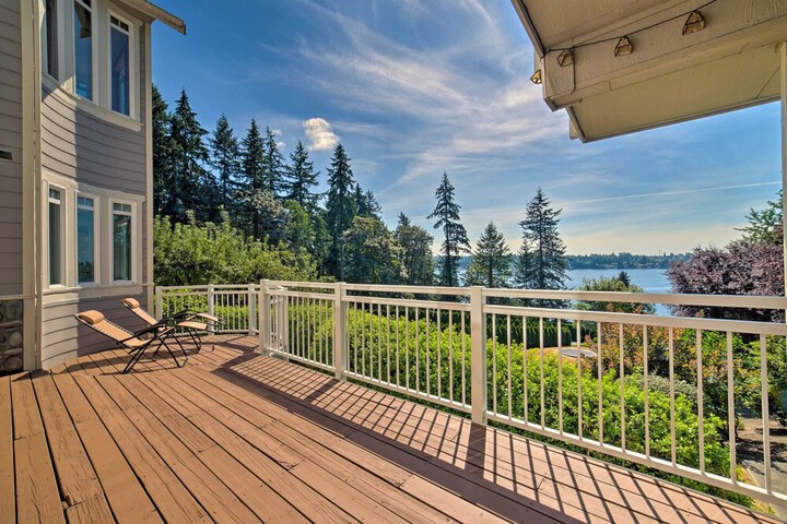 Spacious Lake Stevens Home w / Fire Pit Patio
