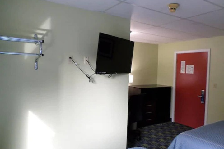 Travelodge by Wyndham Cleveland Lakewood