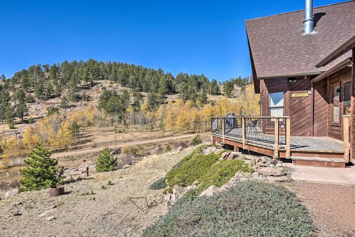 Mtn-view Cabin w / Deck 3 Mi to Cripple Creek!