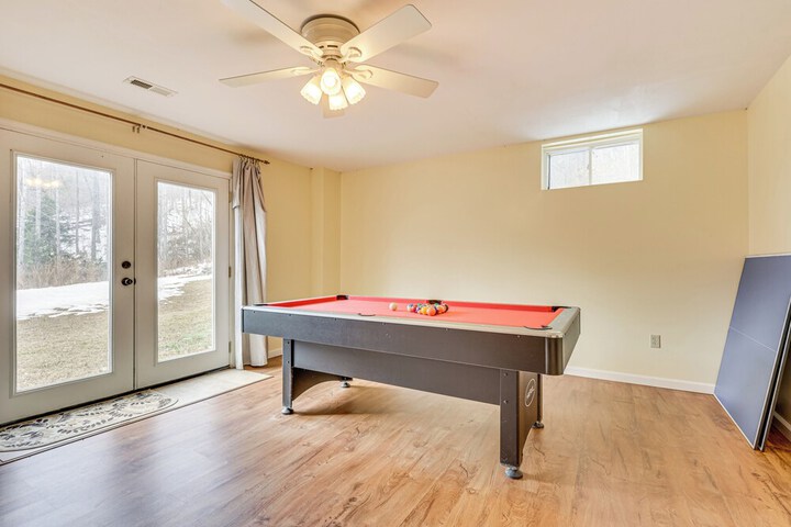 Family Home w / Game Room & Decks in Etlan!