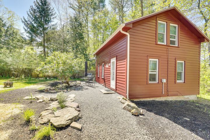 Updated / pet-friendly Cabin by Hikes and Woodstock!