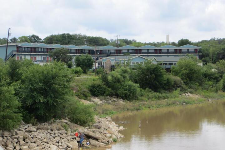 Flagship Inn