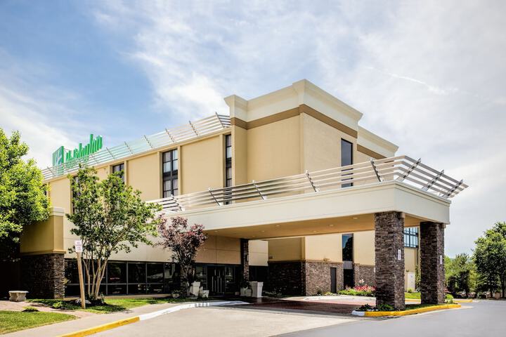 Hotel Exterior 50 of 51