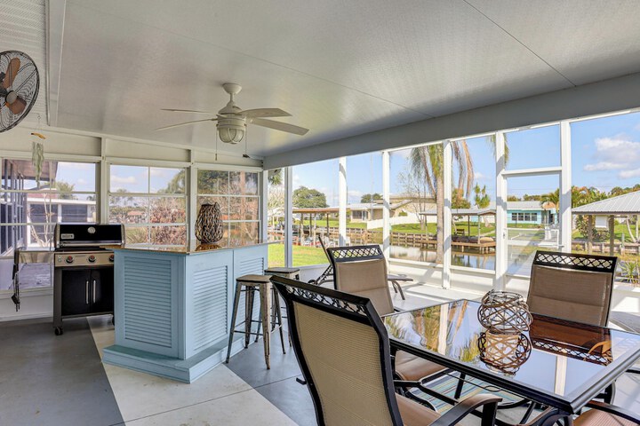Waterfront Lake Placid Escape w / Dock & Lanai