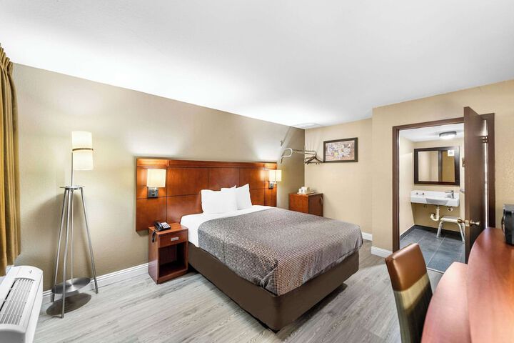 Room 32 of 34