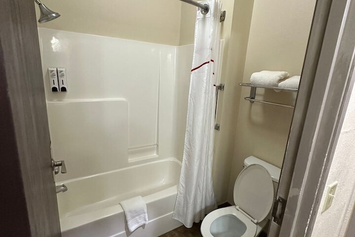 Econo Lodge Inn & Suites