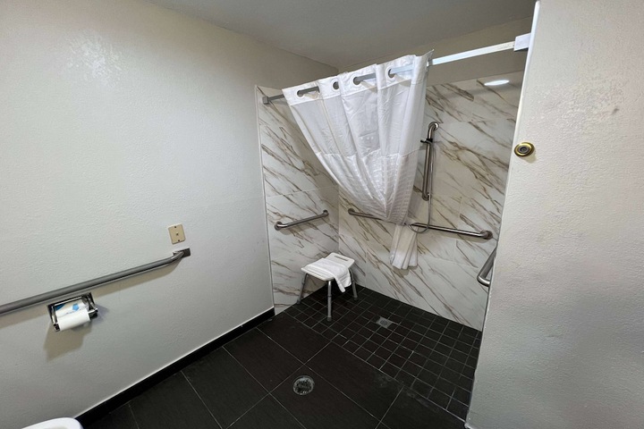 Room 6 of 25