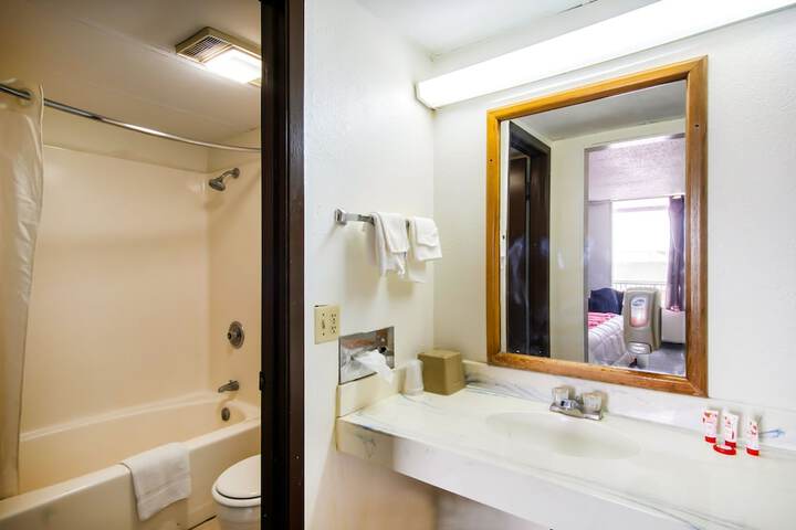 OYO Hotel Hutchinson KS West 4th Ave