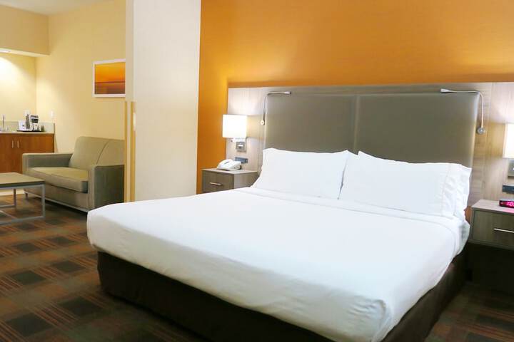 Holiday Inn Express & Suites Elk Grove Central - Hwy 99 by IHG