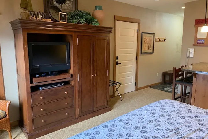 Wine Resort Room Snow MTN Bike Hiawatha