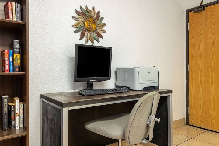 Business Center 67 of 68