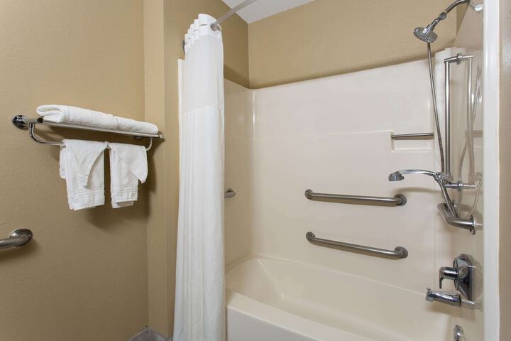 Super 8 by Wyndham Cromwell / Middletown