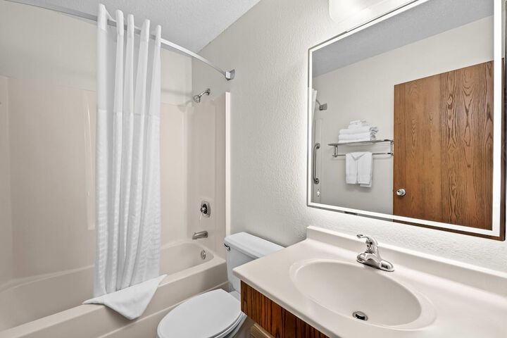 Super 8 by Wyndham Alexandria MN