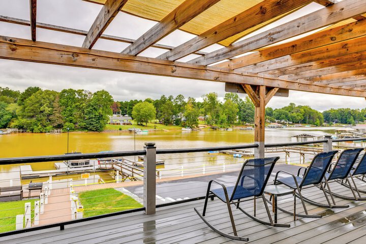 Waterfront Lake Norman Cabin w / Screened Porch!