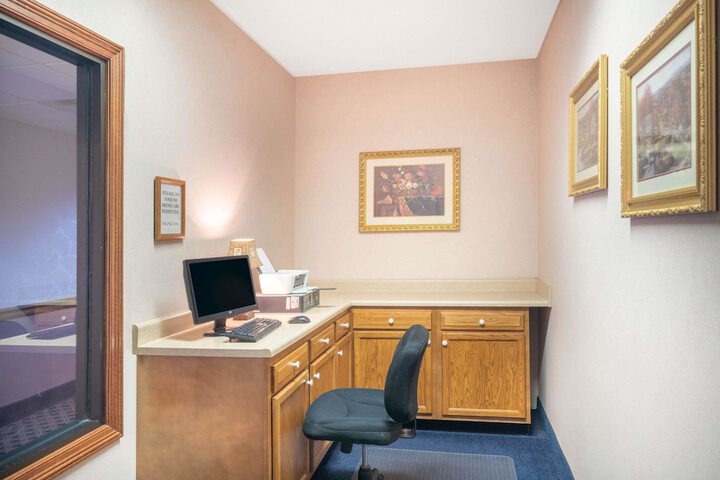 Business Center 25 of 27