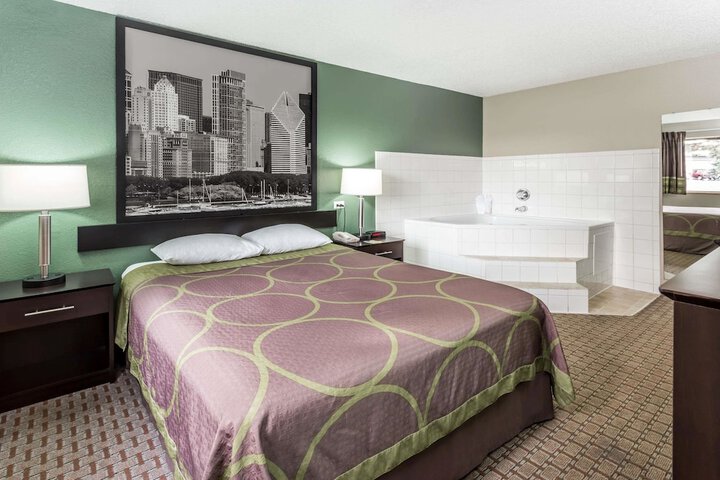 Super 8 by Wyndham Mundelein / Libertyville Area