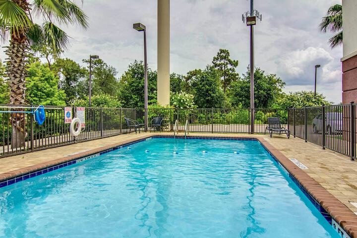 Pool 17 of 60
