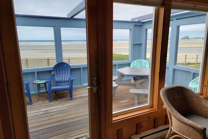 The Waves / The Argonauta Inn/The White Heron Lodge
