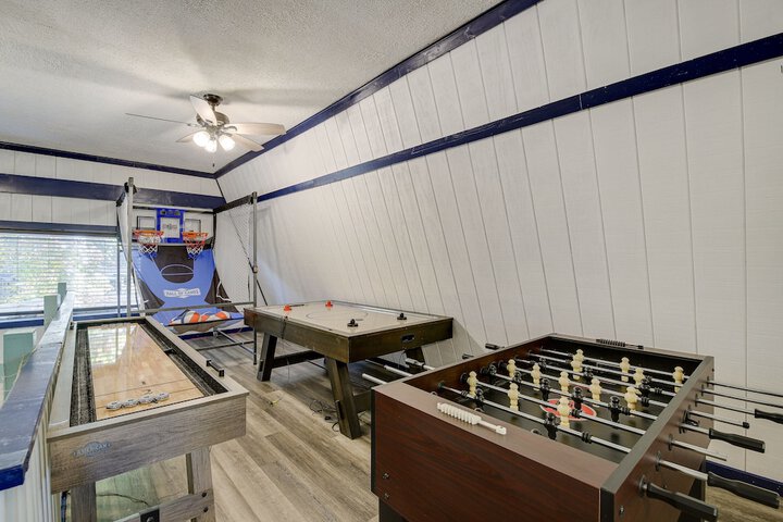 emerald Cove Chalet on Douglas Lake w / Hot Tub!