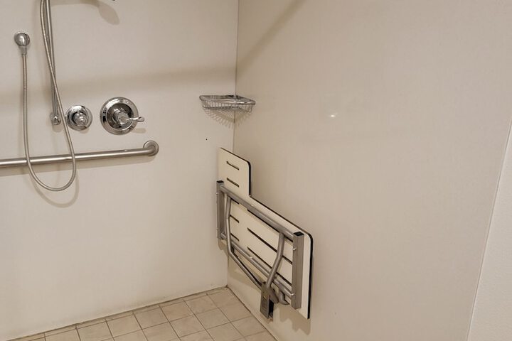 Room 6 of 18
