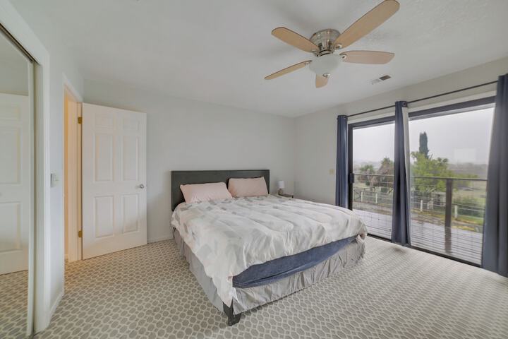 Pet-friendly Hollister Getaway w / Grill!