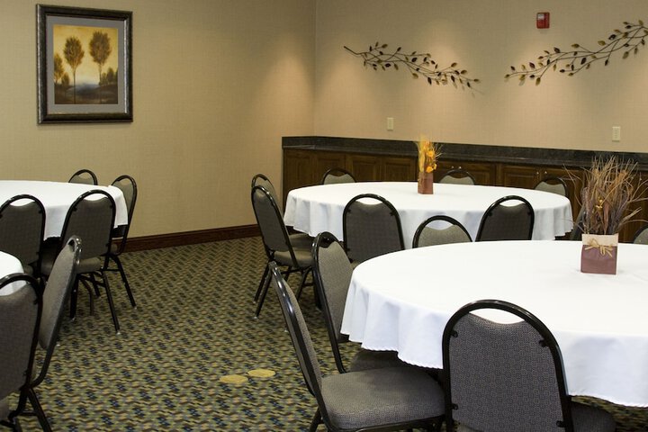 Holiday Inn Express Hotel & Suites Pittsburg by IHG