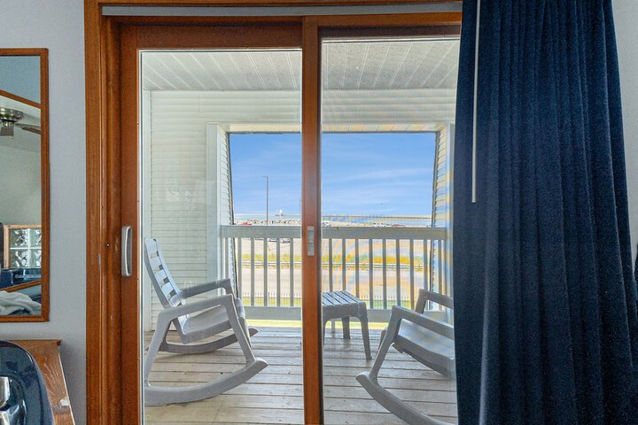 Snyders Shoreline Inn