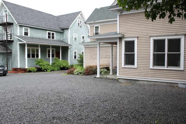 24 East Main Street B & B