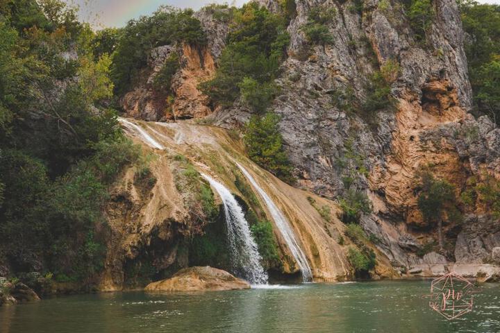The Bluebird Cottage Style Cabin with Hot Tub near Turner Falls and Casinos