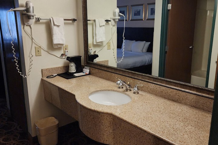 Room 16 of 28