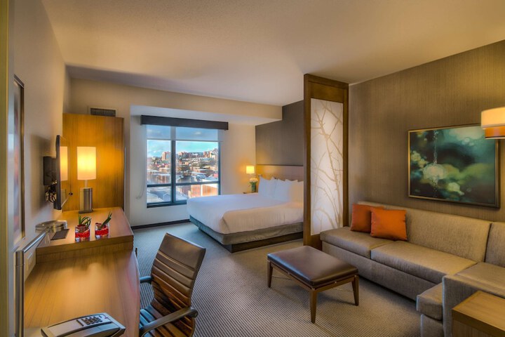 Room 10 of 33