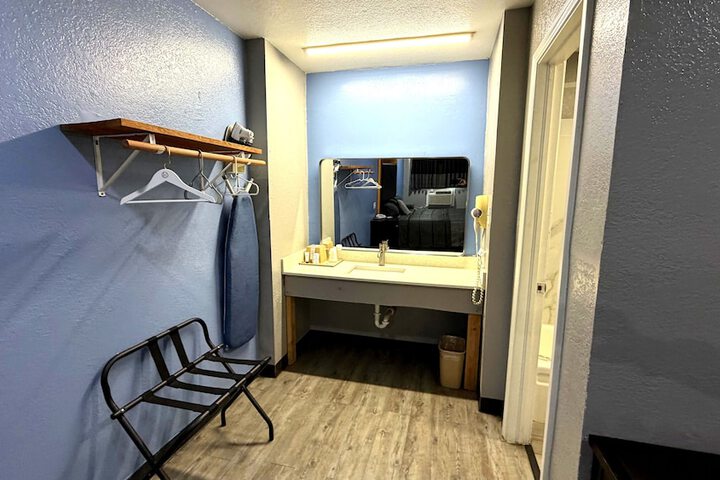 Coachmans Inn & Suites