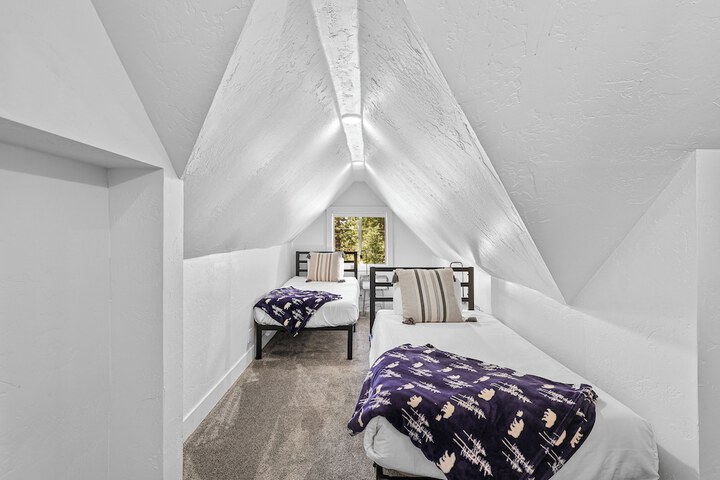 Basecamp Lodge