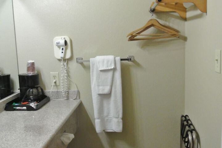 Vino Inn & Suites