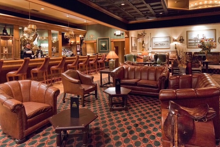 Lounge 33 of 36