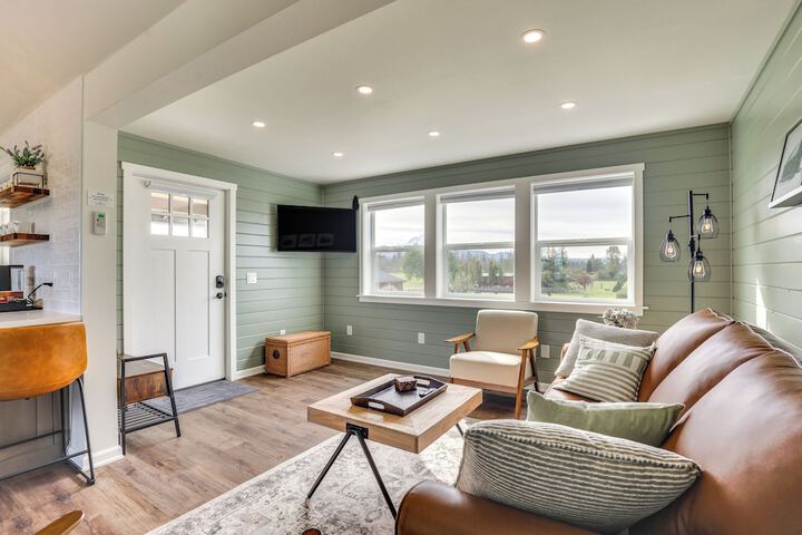 Idyllic Enumclaw Studio w / Mount Rainier Views