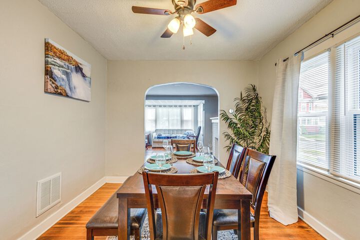 6 Mi to Dtwn Attractions: Buffalo Apartment!