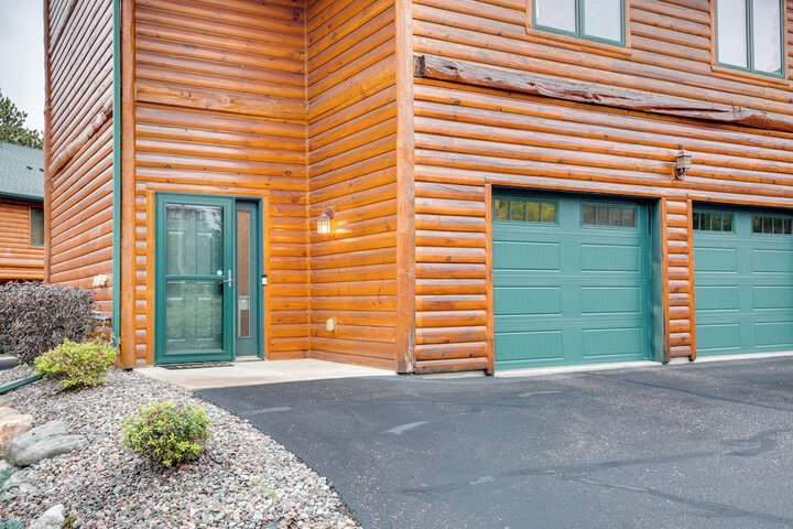 Lake Minocqua Condo w / Shared Fire Pit!