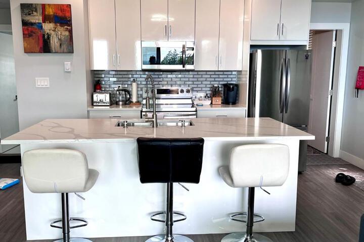 Stunning Ocean View Modern 1 BDR Private Entry Suite