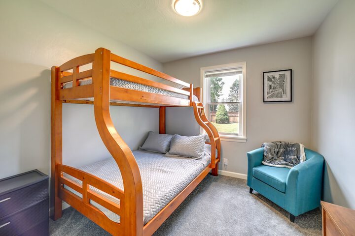 Deck & Patio: Inviting Abode in Natrona Heights!