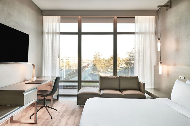 Room 32 of 49